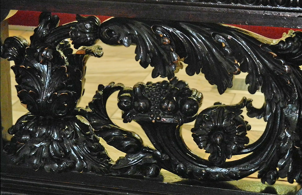 Каменец-Подольский. Кафедральный костел св. апостолов Петра и Павла. Интерьер. Фрагмент резьбы по дереву